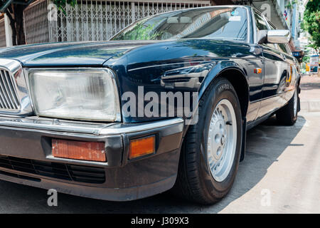 BANGKOK, Tailandia - 24 aprile: Jaguar Sovereign parcheggiato sulla strada di Bangkok il 24 aprile 2016 a Bangkok, in Thailandia. Foto Stock