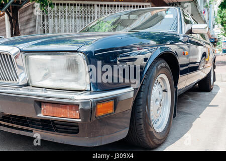 BANGKOK, Tailandia - 24 aprile: Jaguar Sovereign parcheggiato sulla strada di Bangkok il 24 aprile 2016 a Bangkok, in Thailandia. Foto Stock