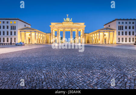Storica porta di Brandeburgo, in Germania il più famoso punto di riferimento e un simbolo nazionale, nel post tramonto crepuscolo durante ore Blu al tramonto nel centro di Berlino