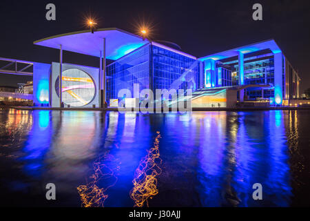 Vista panoramica di Berlino moderna quartiere governativo con il famoso fiume Spree illuminata nella splendida post tramonto crepuscolo durante ore blu al crepuscolo in Foto Stock
