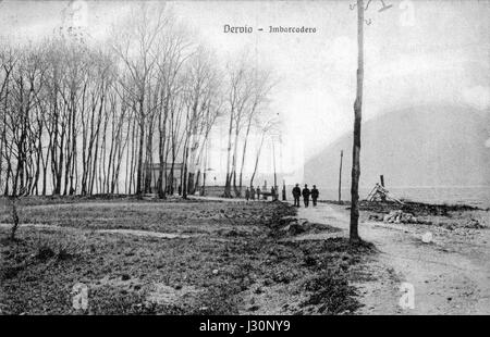 Una vista panoramica dell'imbarcadero a Dervio, in Italia, che mostra l'area del molo. Dervio è una città lacustre situata sulle rive del lago di Como, nota per le sue bellezze naturali. Foto Stock
