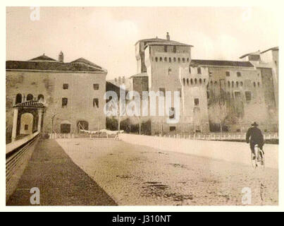 Il Castello di San Giorgio è un castello storico situato a Mantova, in Italia. Conosciuta per la sua architettura rinascimentale, ospita la famosa camera degli Sposi, dipinta da Andrea Mantegna. Foto Stock