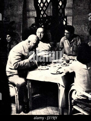 Questa fotografia cattura un momento del 1963 in un ristorante di Venezia, Italia. L'immagine riflette il fascino di Venezia durante la metà del XX secolo, mostrando la sua architettura unica, le gondole e una vivace atmosfera culinaria. Foto Stock