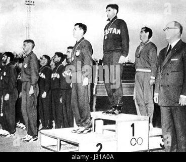 Una fotografia storica delle Olimpiadi estive del 1960 che mostra la cerimonia di premiazione della competizione di hockey su prato maschile. L'immagine cattura la celebrazione e lo spirito internazionale dell'evento. Foto Stock