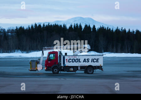 Narvik, Norvegia - 20 Marzo 2017: carrello di servizio all'aeroporto di Narvik contro lo sfondo della foresta e le montagne Foto Stock