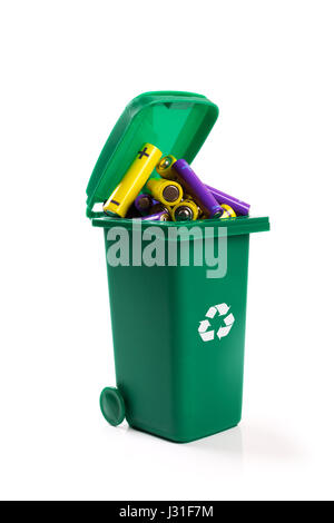 Rifiuti pericolosi Il riciclaggio - verde bidone con ruote piena con batterie Foto Stock