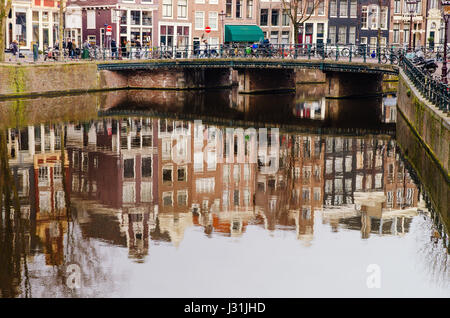 Ponte sul canale Herengracht in Amsterdam Foto Stock