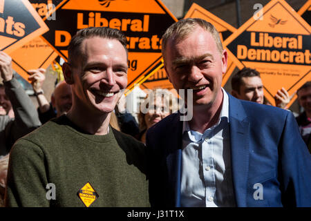 Londra, Regno Unito. Il 1 maggio, 2017. Keith Angus, Lib Dem per candidati Islington a nord con Tim Farron. Tim Farron, leader del Partito europeo dei liberali democratici è la campagna a fianco di Londra Nord candidati per le elezioni generali in corrispondenza di Hornsey Town Hall di Crouch End. Credito: Immagini vibranti/Alamy Live News Foto Stock