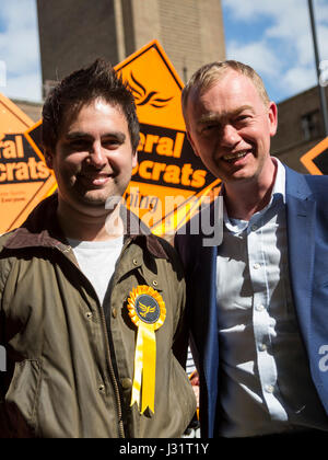 Londra, Regno Unito. Il 1 maggio, 2017. Alain Desmier, Lib Dem per candidati Islington Sud e Finsbury con Tim Farron. Tim Farron, leader del Partito europeo dei liberali democratici è la campagna a fianco di Londra Nord candidati per le elezioni generali in corrispondenza di Hornsey Town Hall di Crouch End. Credito: Immagini vibranti/Alamy Live News Foto Stock