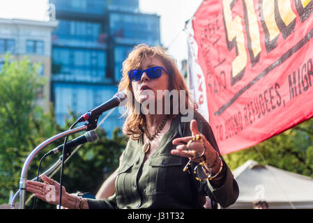 New York, NY, 1 maggio 2017 - Attore e attivista politico Susan Sarandon in un giorno di maggio rally in Union Square Park. Ms Sarandon indossa un oro perno di sicurezza nel suo orecchio sinistro , che è diventato un simbolo per le persone a delare se stessi come alleati ai gruppi che hanno stato diffamato da Trump, per mostrare che essi sono in solidarietà con tutti coloro che potrebbero essere paura.©Stacy Rosenstock Walsh/Alamy Live News Foto Stock