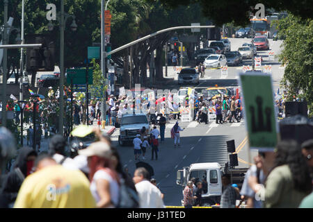 Los Angeles, Stati Uniti d'America. Il 1 maggio, 2017. Giorno di maggio Rally nel centro cittadino di Los Angeles. Credito: Chester marrone/Alamy Live News Foto Stock