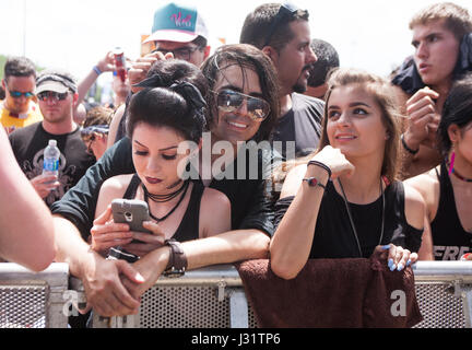 FORT Myers, FL - 30 aprile: ventilatori durante il giorno 2 del Fort Rock Festival a JetBlue Park a Fort Myers, Florida il 30 aprile 2017. Credito: Aaron Gilbert/MediaPunch Foto Stock