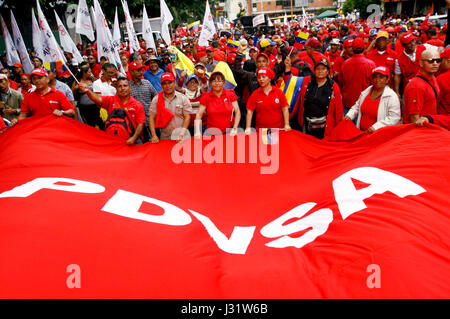 Caracas, Venezuela. Il 1 maggio, 2017. Petrolifera venezuelana i lavoratori del settore e sostenitori del governo di tenere un banner di petrolio del Venezuela (PDVSA) durante il mese di marzo per commemorare la Festa del Lavoro a Caracas, la capitale del Venezuela, il 1 maggio 2017. Credito: AVN/Gregorio Teran/Xinhua/Alamy Live News Foto Stock