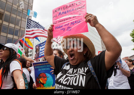 Washington, DC, Stati Uniti d'America. Il 1 maggio, 2017. Un gran numero di immigrati e sostenitori, portato da casa in azione, si sono stretti e hanno marciato verso la Casa Bianca per i diritti degli immigrati, su questo Internazionale Lavoratori giorno. Credito: B Christopher/Alamy Live News Foto Stock