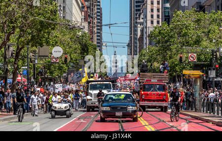 San Francisco, California, Stati Uniti d'America. Il 1 maggio, 2017. Polizia conducono pacificamente il marzo giù Market Street su un 'Day senza immigrati." Il 1 maggio 2017, più di 40 città in U.S.A. inscenato manifestazioni di protesta per il 'Day senza un immigrato.' a San Francisco da soli, migliaia sono scesi in piazza per protestare Trump's le politiche di immigrazione e di mostrare il proprio sostegno per i diritti degli immigrati. Credito: Shelly Rivoli/Alamy Live News Foto Stock