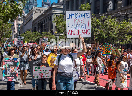 San Francisco, California, Stati Uniti d'America. Il 1 maggio, 2017. Una donna marche tra la folla con un segno di lettura, "gli immigrati fanno grandi americani!" Il 1 maggio 2017, più di 40 città in U.S.A. inscenato manifestazioni di protesta per il 'Day senza un immigrato.' a San Francisco da soli, migliaia sono scesi in piazza per protestare Trump's le politiche di immigrazione e di mostrare il proprio sostegno per i diritti degli immigrati. Credito: Shelly Rivoli/Alamy Live News Foto Stock
