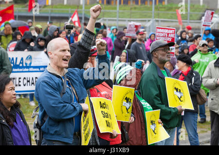 Seattle, Stati Uniti d'America. 01 Maggio, 2017. Sostenitori allegria durante il rally nel Parco Judkins al giorno di maggio marzo per i lavoratori e per i diritti degli immigrati. Organizzatori chiamato per uno sciopero generale internazionale sul giorno della festa dei lavoratori in solidarietà con gli eventi coordinati in comunità nello Stato di Washington e in tutto il mondo. Credito: Paolo Gordon/Alamy Live News Foto Stock