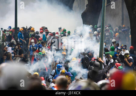 Caracas, Venezuela, 1 maggio, 2017. I dimostranti sono attaccati con gas lacrimogeni dalla polizia quando cercano di avanzare in marzo per il venezuelano corte suprema. Agustin Garcia/Alamy Live News Foto Stock