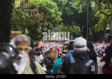 Caracas, Venezuela, 1 maggio, 2017. i manifestanti a piedi per il venezuelano corte suprema in una protesta contro il governo di nicolas maduro. Agustin garcia/alamy live news Foto Stock