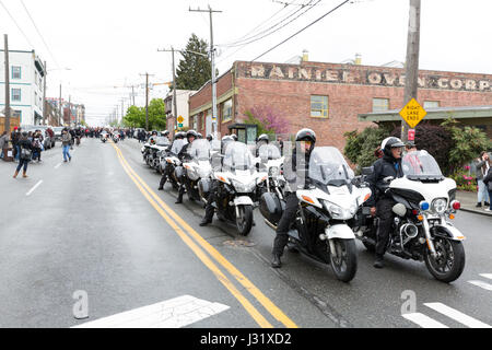 Seattle, Stati Uniti d'America. 01 Maggio, 2017. Seattle polizia moto piombo il modo in cui al giorno di maggio marzo per i lavoratori e per i diritti degli immigrati attraverso il quartiere Centrale per il centro di Seattle. Organizzatori chiamato per uno sciopero generale internazionale sul giorno della festa dei lavoratori in solidarietà con gli eventi coordinati in comunità nello Stato di Washington e in tutto il mondo. Credito: Paolo Gordon/Alamy Live News Foto Stock