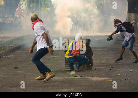 Caracas, Venezuela, 20 aprile 2017. una barricata in una strada a Caracas durante la protesta contro il governo di nicolas maduro. Agustin garcia/alamy live news Foto Stock