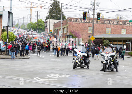 Seattle, Stati Uniti d'America. 01 Maggio, 2017. Seattle polizia moto piombo il modo in cui al giorno di maggio marzo per i lavoratori e per i diritti degli immigrati attraverso il quartiere Centrale per il centro di Seattle. Organizzatori chiamato per uno sciopero generale internazionale sul giorno della festa dei lavoratori in solidarietà con gli eventi coordinati in comunità nello Stato di Washington e in tutto il mondo. Credito: Paolo Gordon/Alamy Live News Foto Stock