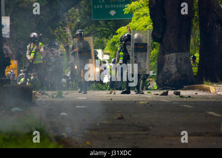 Caracas, Venezuela, 1 maggio, 2017. bolivariano polizia nazionale cerca di fermare un marzo per il venezuelano corte suprema in segno di protesta contro il governo di nicolas maduro utilizzando gas lacrimogeni. Agustin garcia/alamy live news Foto Stock