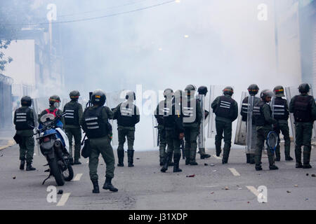 Caracas, Venezuela, 1 maggio, 2017. membri del bolivariana guardia nazionale utilizza gas lacrimogeni cercando di fermare una manifestazione di protesta contro il governo di nicolas maduro. Agustin garcia/alamy live news Foto Stock