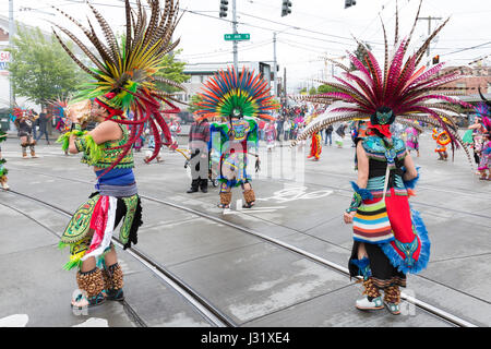 Seattle, Stati Uniti d'America. 01 Maggio, 2017. Un ballerino dalla CE Tonalli Atl group si brucia una conchiglia avvisatore acustico come egli conduce il giorno di maggio marzo per i lavoratori e per i diritti degli immigrati attraverso il quartiere Centrale per il centro di Seattle. In aria è fumo da un bruciatore di incenso. Organizzatori chiamato per uno sciopero generale internazionale sul giorno della festa dei lavoratori in solidarietà con gli eventi coordinati in comunità nello Stato di Washington e in tutto il mondo. Credito: Paolo Gordon/Alamy Live News Foto Stock