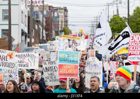 Seattle, Stati Uniti d'America. 01 Maggio, 2017. Sostenitori folla Jackson Street durante il giorno di maggio marzo per i lavoratori e per i diritti degli immigrati. Organizzatori chiamato per uno sciopero generale internazionale sul giorno della festa dei lavoratori in solidarietà con gli eventi coordinati in comunità nello Stato di Washington e in tutto il mondo. Credito: Paolo Gordon/Alamy Live News Foto Stock