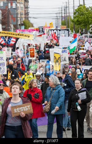 Seattle, Stati Uniti d'America. 01 Maggio, 2017. Sostenitori folla Jackson Street durante il giorno di maggio marzo per i lavoratori e per i diritti degli immigrati. Organizzatori chiamato per uno sciopero generale internazionale sul giorno della festa dei lavoratori in solidarietà con gli eventi coordinati in comunità nello Stato di Washington e in tutto il mondo. Credito: Paolo Gordon/Alamy Live News Foto Stock