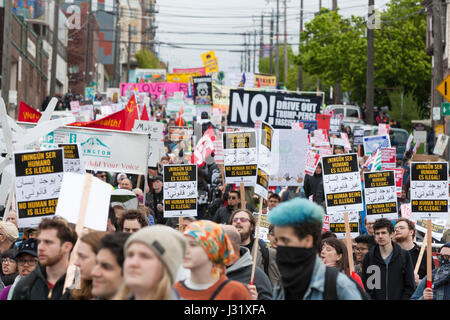 Seattle, Stati Uniti d'America. 01 Maggio, 2017. Sostenitori folla Jackson Street durante il giorno di maggio marzo per i lavoratori e per i diritti degli immigrati. Organizzatori chiamato per uno sciopero generale internazionale sul giorno della festa dei lavoratori in solidarietà con gli eventi coordinati in comunità nello Stato di Washington e in tutto il mondo. Credito: Paolo Gordon/Alamy Live News Foto Stock