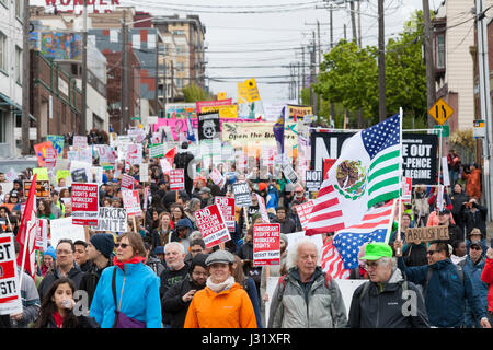 Seattle, Stati Uniti d'America. 01 Maggio, 2017. Sostenitori folla Jackson Street durante il giorno di maggio marzo per i lavoratori e per i diritti degli immigrati. Organizzatori chiamato per uno sciopero generale internazionale sul giorno della festa dei lavoratori in solidarietà con gli eventi coordinati in comunità nello Stato di Washington e in tutto il mondo. Credito: Paolo Gordon/Alamy Live News Foto Stock