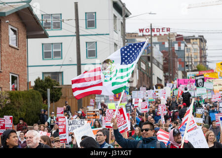 Seattle, Stati Uniti d'America. 01 Maggio, 2017. Sostenitore vola un STATI UNITI D'AMERICA Messico amicizia bandiera durante il giorno di maggio marzo per i lavoratori e per i diritti degli immigrati. Organizzatori chiamato per uno sciopero generale internazionale sul giorno della festa dei lavoratori in solidarietà con gli eventi coordinati in comunità nello Stato di Washington e in tutto il mondo. Credito: Paolo Gordon/Alamy Live News Foto Stock