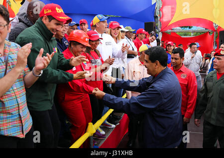 Caracas, Venezuela. Il 1 maggio, 2017. Presidente venezuelano Nicolás Maduro (R) anteriore scuote le mani con le persone durante una Marcia per commemorare la Internazionale dei Lavoratori giorno a Caracas, la capitale del Venezuela, il 1 maggio 2017. Credito: Venezuela la Presidenza/Xinhua/Alamy Live News Foto Stock