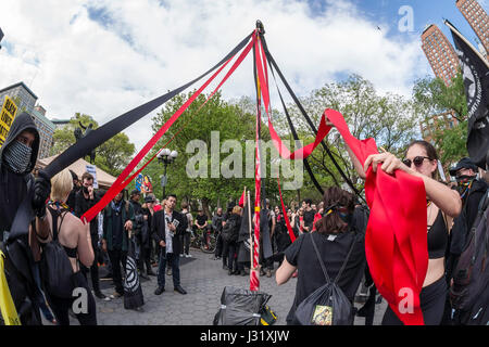 New York, Stati Uniti d'America. 01 Maggio, 2017. New York, NY, 1 maggio 2017 - anarchici danza attorno un Maypole in un giorno di maggio/lavoratori internazionali giorno rally in Union Square Park. Credito: Stacy Rosenstock Walsh/Alamy Live News Foto Stock