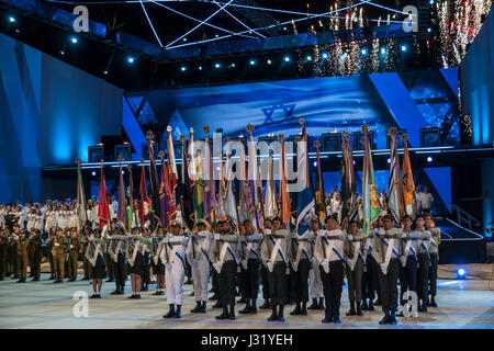 Gerusalemme, Israele. 01 Maggio, 2017. Israele la sessantanovesima Independence Day cerimonia, mount Hertzl, Gerusalemme. La principale cerimonia nazionale con trapani, beacon, spettacoli, musica e fuochi d'artificio Credito: Yagil Henkin/Alamy Live News Foto Stock