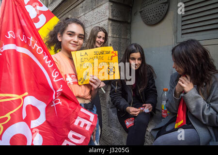 Parigi, Francia. 01 Maggio, 2017. Julien Mattia/Le Pictorium - giorno di maggio la protesta di Parigi. - 01/05/2017 - Francia/Ile-de-France (regione)/Parigi - giorno di maggio di protesta violenta girare per le strade di Parigi. Foto Stock
