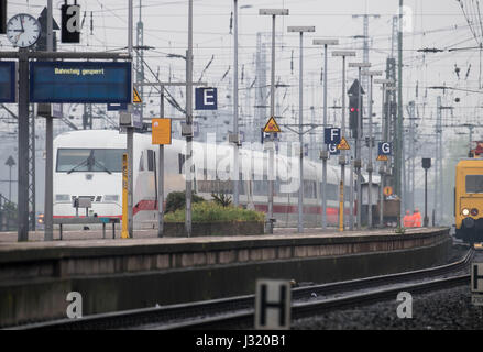 Dortmund, Germania. Il 2 maggio, 2017. Un deragliato intercity express (ICE) in treno la stazione centrale di Dortmund, Germania, il 2 maggio 2017. Il viaggio è stato interrotto dopo il treno deragliato il lunedì sera. Parti della stazione rimangono chiusi e pendolari affrontare ritardi. Foto: Bernd Thissen/dpa/Alamy Live News Foto Stock