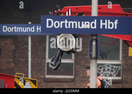 Dortmund, Germania. Il 2 maggio, 2017. Una gru che sta per essere utilizzato dopo un intercity express (ghiaccio) treno deragliato in stazione centrale di Dortmund, Germania, il 2 maggio 2017. Il viaggio è stato interrotto dopo il treno deragliato il lunedì sera. Parti della stazione rimangono chiusi e pendolari affrontare ritardi. Foto: Bernd Thissen/dpa/Alamy Live News Foto Stock