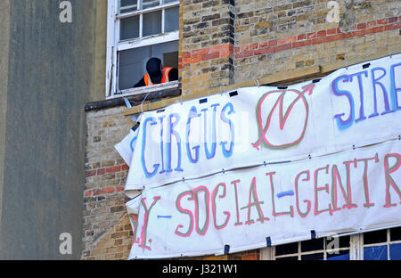 Brighton, Regno Unito. Il 2 maggio, 2017. Il personale di sicurezza tentare di proteggere l'edificio dopo squatter erano stati sfrattati dalla Università di Brighton Il ex Circus Street campus oggi. L'edificio fa parte di un progetto di rigenerazione nel centro della città ed è stata vuota per un mentre Credit: Simon Dack/Alamy Live News Foto Stock