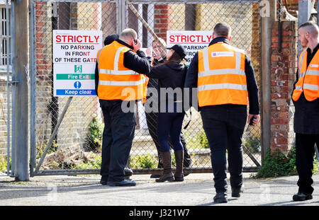 Brighton, Regno Unito. Il 2 maggio, 2017. Il personale di sicurezza tentare di proteggere l'edificio dopo squatter erano stati sfrattati dalla Università di Brighton Il ex Circus Street campus oggi. L'edificio fa parte di un progetto di rigenerazione nel centro della città ed è stata vuota per un mentre Credit: Simon Dack/Alamy Live News Foto Stock