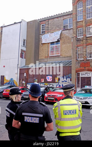 Brighton, Regno Unito. Il 2 maggio, 2017. Occupanti abusivi erano stati sfrattati dalla Università di Brighton Il ex Circus Street edificio oggi. L'edificio fa parte di un progetto di rigenerazione nel centro della città ed è stata vuota per un mentre Credit: Simon Dack/Alamy Live News Foto Stock