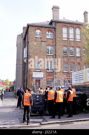 Brighton, Regno Unito. Il 2 maggio, 2017. Occupanti abusivi erano stati sfrattati dalla Università di Brighton Il ex Circus Street edificio oggi. L'edificio fa parte di un progetto di rigenerazione nel centro della città ed è stata vuota per un mentre Credit: Simon Dack/Alamy Live News Foto Stock