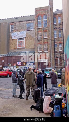 Brighton, Regno Unito. Il 2 maggio, 2017. Occupanti abusivi erano stati sfrattati dalla Università di Brighton Il ex Circus Street edificio oggi. L'edificio fa parte di un progetto di rigenerazione nel centro della città ed è stata vuota per un mentre Credit: Simon Dack/Alamy Live News Foto Stock