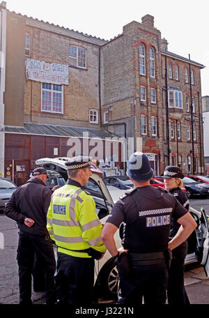 Brighton, Regno Unito. Il 2 maggio, 2017. Occupanti abusivi erano stati sfrattati dalla Università di Brighton Il ex Circus Street edificio oggi. L'edificio fa parte di un progetto di rigenerazione nel centro della città ed è stata vuota per un mentre Credit: Simon Dack/Alamy Live News Foto Stock