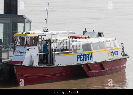 Gravesend, Kent, Regno Unito. Il 2 maggio, 2017. Un nuovo operatore e barca hanno ripreso la storica il servizio di traghetto sul Tamigi tra Tilbury e Gravesend oggi. Il Tamigi Swift, raffigurato in arrivo e in partenza da Gravesend town pier pontone, è il nome del nuovo battello. Rob Powell/Alamy Live News Foto Stock