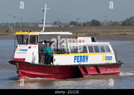 Gravesend, Kent, Regno Unito. Il 2 maggio, 2017. Un nuovo operatore e barca hanno ripreso la storica il servizio di traghetto sul Tamigi tra Tilbury e Gravesend oggi. Il Tamigi Swift, raffigurato in arrivo e in partenza da Gravesend town pier pontone, è il nome del nuovo battello. Rob Powell/Alamy Live News Foto Stock