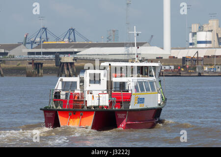 Gravesend, Kent, Regno Unito. Il 2 maggio, 2017. Un nuovo operatore e barca hanno ripreso la storica il servizio di traghetto sul Tamigi tra Tilbury e Gravesend oggi. Il Tamigi Swift, raffigurato in arrivo e in partenza da Gravesend town pier pontone, è il nome del nuovo battello. Rob Powell/Alamy Live News Foto Stock