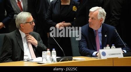 Bruxelles, Belgio. 29 apr, 2017. Il Presidente della Commissione Europea Jean Claude Juncker e Unione europea Capo negoziatore Brexit Michel Barnier (destra) parlare durante il vertice Ue di Bruxelles il Sabato, 29 aprile 2017. Credito: Jakub Dospiva/CTK foto/Alamy Live News Foto Stock